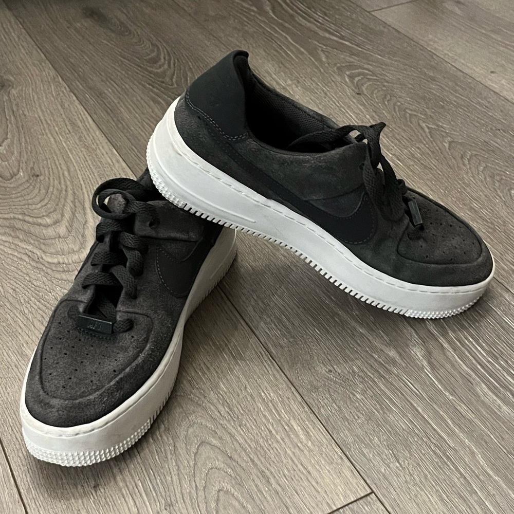 EUC Like New Nike Air Force 1 Shoes Size 8 Color Gray and Black